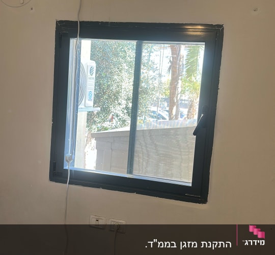 התקנת מזגן עילי אינוורטר מעל חלון בבית